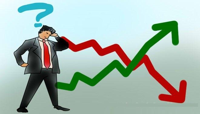 Trong TTCK là tổng hòa nhưng không tách bạch giữa những cái vô lý và hợp lý. Chỉ số rất ít NĐT có khả năng phân biệt được nhưng đa phần không. Cái chúng ta nghe có vẻ hợp lý, thường là sai lầm. Nhưng những cái khó nghe, có vẻ vô lý thì lại thường đúng đắn. Vì tư duy của mỗi NĐT nó không khách quan, nó phản ánh niềm tin của chúng ta. Khi NĐT đang chật vật hay đang thua lỗ, có lẽ phải kết luận rằng hệ thống của NĐT đó có vấn đề. Tuy nhiên do tính cố hữu không chấp nhận mình sai, nên hầu hết NĐT sẽ tiếp tục con đường đó. Vậy làm sao để loại bỏ cái sai và giữ lại cái đúng, trong khi chẳng biết cái nào là đúng, cái nào là sai? Khi bạn có vấn đề trong đầu tư, bạn nhận thức được hệ thống đầu tư của bạn có vấn đề; điều đó đồng nghĩa với việc bạn bắt đầu đi đúng hướng. Tuy nhiên, sự cố chấp không chịu nhận sai làm cho NĐT sai lại càng sai tiếp. Cách tốt nhất là dừng lại và suy nghĩ và bắt đầu lại. Đúng – Sai trong hệ thống đầu tư của bạn, nó giống như việc bạn phải phân biệt đậu đỏ, đậu xanh được trộn chung như của cô Tấm vậy, điều đáng tiếc là bạn phải lựa nó ra trong tình trạng bịt mắt. Vậy cách đúng nhất là phá bỏ tất cả và xây lại từ đầu! Điều đó có lẽ khó, nhưng đó là điều cần thiết và bắt buộc. Đừng để sự cố chấp và nuối tiếc trong tư duy khiến bạn thua cuộc. Khi bạn bước vào TTCK, NĐT đã đánh đổi nhiều thứ rồi, không phải chỉ là tiền bạc nếu thua lỗ, thiệt tình mà nói nếu thua lỗ mà biết mình sai và học hỏi được từ cái sai thì đó không phải là thua lỗ. Nhưng đáng tiếc hầu hết họ chẳng biết mình sai đâu. Do đó kết cục của họ thường là lặng lẽ rời khỏi TTCK, và phán 1 câu: “TTCK là Cờ bạc!” để biện hộ cho sự thiếu kiến thức của mình. Ngoài tiền bạc, bạn là xao nhãng thời gian cho công việc chính của mình, thế là công việc chính thì dậm chân tại chỗ hoặc thụt lùi; thêm vào đó là thời gian dành cho việc nghỉ ngơi hay gia đình cũng không có, vì cứ xem tin tức và tìm kiếm mã này, mã kia thành ra ngày nghỉ mà cũng thành làm việc. Vậy cách tốt nhất là đọc sách, cách tốt nhì lựa người nào đó, thắng lợi mà chính trực mà theo họ mà học, đừng tin mấy bọn đa cấp lợi nhuận 100%, 1000%. Học chứng khoán không dễ nhưng bạn chịu học thì mọi điều sẽ đơn giản đi Trong đầu tư giá trị, Buffett yêu cầu rất cao về yếu tố trung thực, đó là yếu tố số 1, một chủ doanh nghiệp không trung thực thì không nên đầu tư, doanh nghiệp khi đó giá trị bằng 0. Vậy nên bạn ủy thác đầu tư, hay học chứng khoán thì hãy nhớ yếu tố Trung thực nhé… Rất nhiều người dạy chứng khoán hay quản lý tiền không có điều này, (đáng tiếc hầu hết những NĐT không phân biệt được, họ bị ru ngủ bởi lợi nhuận do các “diễn giả” (chứ không phải “diễn thật”) vẽ ra.